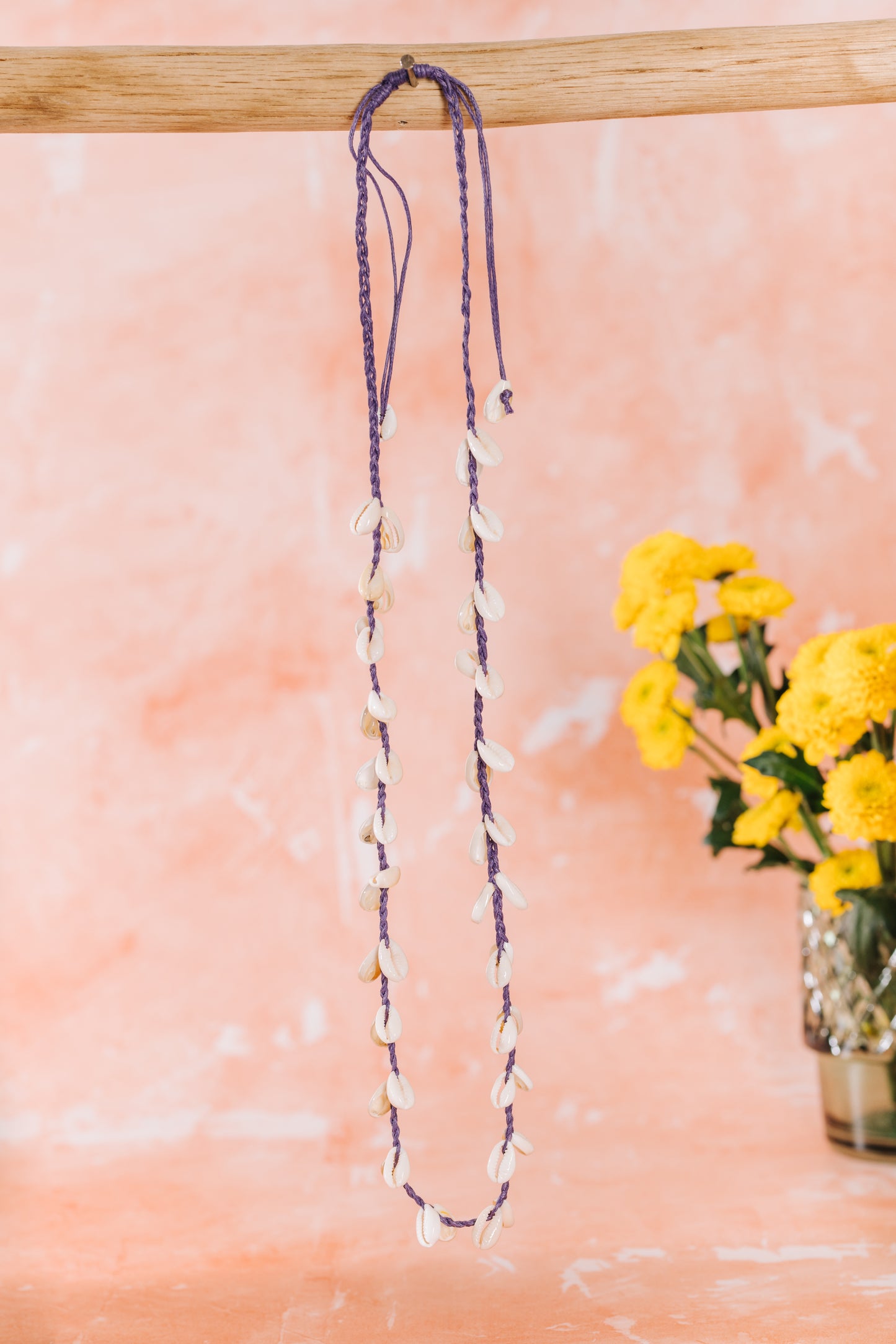 Collar de conchas cauri - Morado juvenil