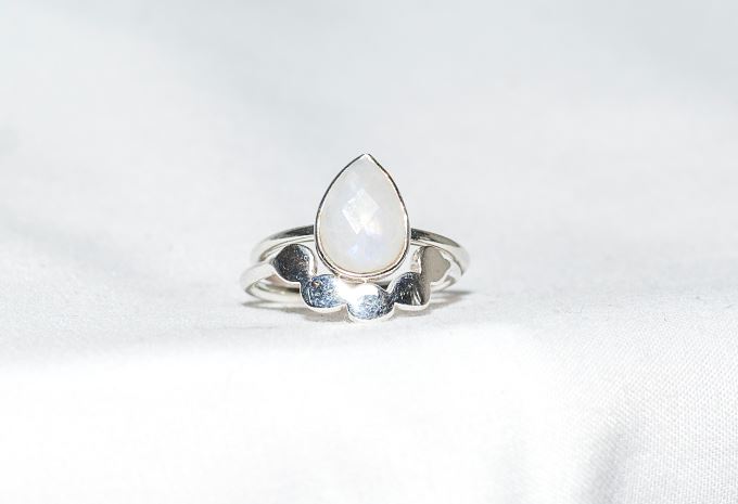 Anillo doble de plata de ley con piedra luna arcoíris