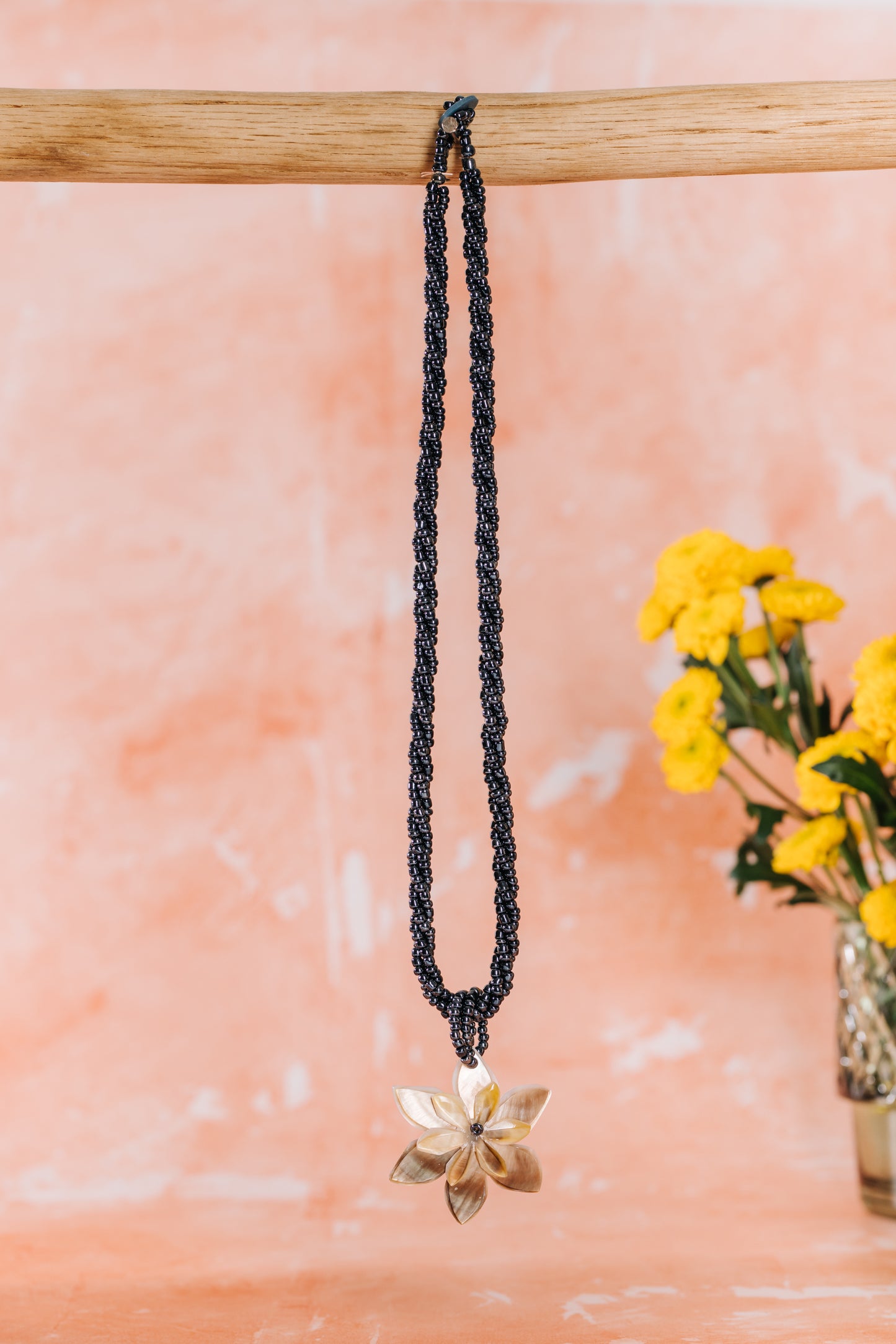Collar de cuentas con colgante de flor de concha - Gris