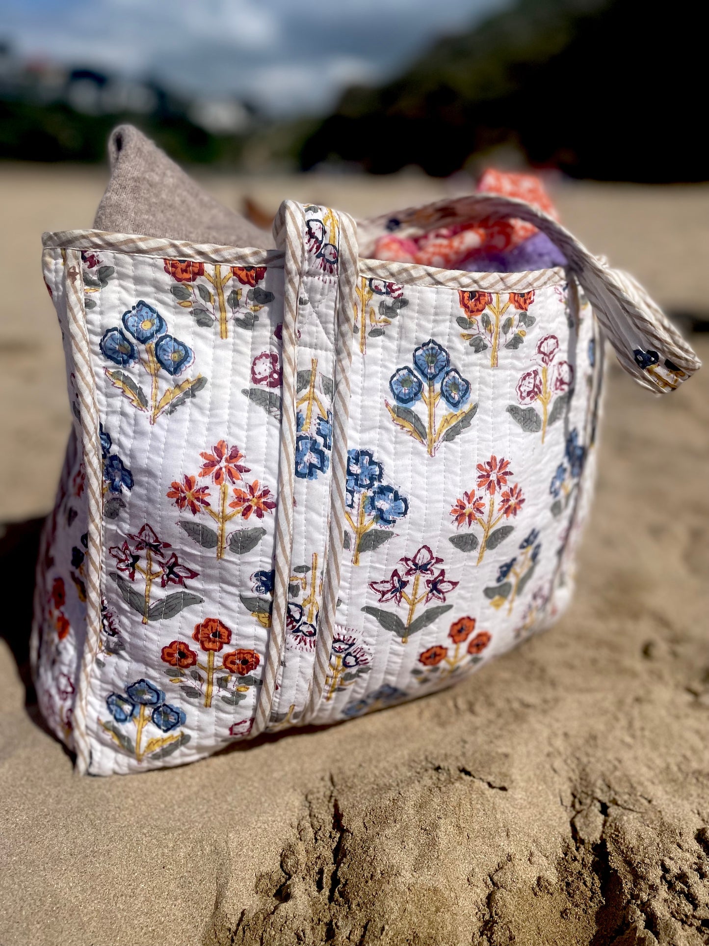 Bolso de mano acolchado - Flor blanca