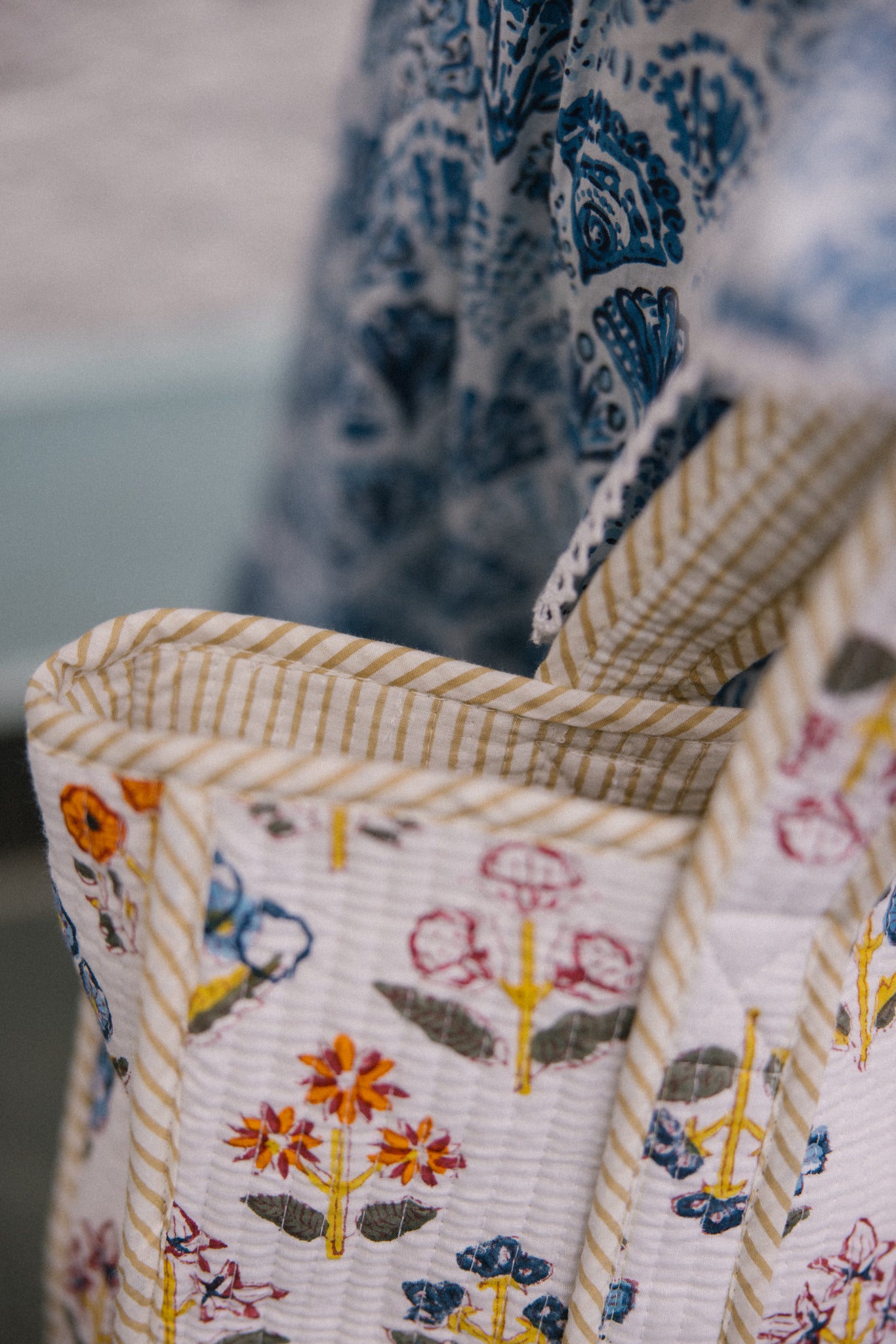 Bolso de mano acolchado - Flor blanca